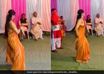 Woman Crazy Dance To Sapna Choudhary Song Infront Of Family And Guest Internet Shocked See Viral Dance Video – तेरी आंख्या का यो काजल… पर महिला ने किया ताबड़तोड़ डांस, लगाए ऐसे झटके, लोग बोले
