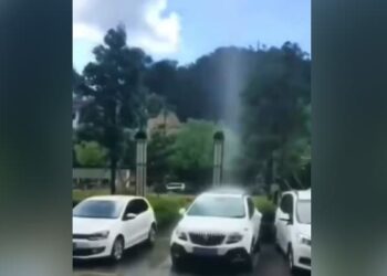 सभी जगह छोड़ सिर्फ एक ही कार पर बारिश का पानी गिर रहा है, ये कोई चमत्कार है या कुछ और…