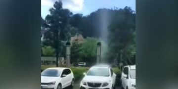 सभी जगह छोड़ सिर्फ एक ही कार पर बारिश का पानी गिर रहा है, ये कोई चमत्कार है या कुछ और…