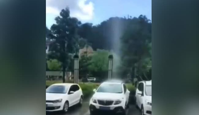 सभी जगह छोड़ सिर्फ एक ही कार पर बारिश का पानी गिर रहा है, ये कोई चमत्कार है या कुछ और…