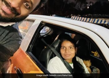 Woman Is Driving A Cab With Her Daughter, The CEO Of The Company Said – She Is Performing The Duty Of A Mother, Salute – बेटी के साथ कैब चला रही है महिला, कंपनी के CEO ने कहा
