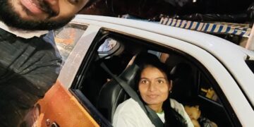 Woman Is Driving A Cab With Her Daughter, The CEO Of The Company Said – She Is Performing The Duty Of A Mother, Salute – बेटी के साथ कैब चला रही है महिला, कंपनी के CEO ने कहा