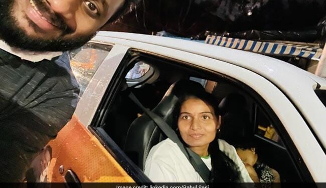 Woman Is Driving A Cab With Her Daughter, The CEO Of The Company Said – She Is Performing The Duty Of A Mother, Salute – बेटी के साथ कैब चला रही है महिला, कंपनी के CEO ने कहा