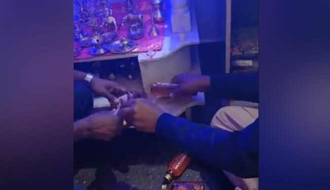 घर के मंदिर में महिला ने छिपाई शराब, गिरफ्तार होने पर लोगों ने लगाई फटकार, देखें वायरल वीडियो