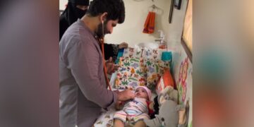 Doctor Goes Viral For His Unique Way Of Giving Vaccine Shots To A Child Internet Is Mighty Impressed See Viral Video