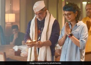 Aamir Khan And Kiran Rao Were Seen Worshiping By Applying Sandalwood On Their Forehead, People Said – This Is The Result Of Boycott – माथे में चंदन लगाकर पूजा करते दिखे आमिर ख़ान और किरण राव, लोगों बोले