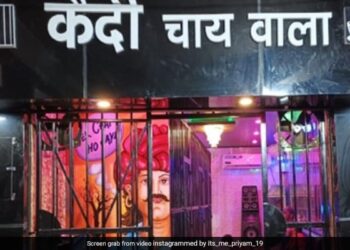 Here You Have To Drink Tea Like Prisoners This Kaidi Chaiwala Gives Tea After Locked The People In Jail In Muzaffarpur