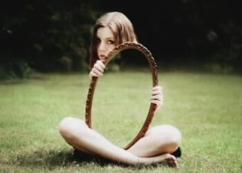 What Do You See In This Picture | Optical Illusion Image Reveals Your Emotions