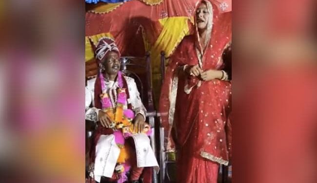 The Bride Became Furious After Marrying An Elderly Man, Said – Will Not Marry An Old Man!, Watch Viral Video – बुजुर्ग शख्स से शादी होने पर दुल्हन हुई आगबबूला, कहा