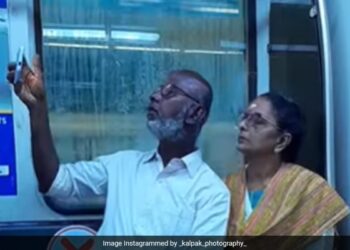 Elderly Couple Trying To Take Perfect Selfie Inside Metro Cute Moment Wins Hearts See Viral Video