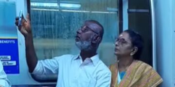 Elderly Couple Trying To Take Perfect Selfie Inside Metro Cute Moment Wins Hearts See Viral Video