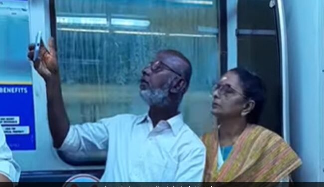 Elderly Couple Trying To Take Perfect Selfie Inside Metro Cute Moment Wins Hearts See Viral Video
