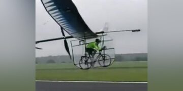 Man Trying To Fly Plane While Riding A Bicycle Stuns Internet Watch Viral Video – साइकिल चलाकर प्लेन उड़ाने की कोशिश कर रहा था शख्स, Video देख दंग रह गए लोग, कहा