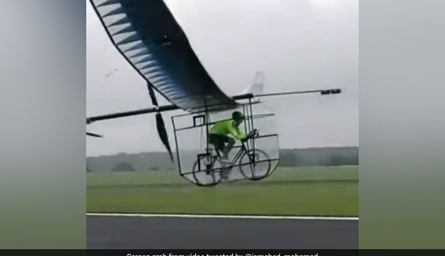 Man Trying To Fly Plane While Riding A Bicycle Stuns Internet Watch Viral Video – साइकिल चलाकर प्लेन उड़ाने की कोशिश कर रहा था शख्स, Video देख दंग रह गए लोग, कहा