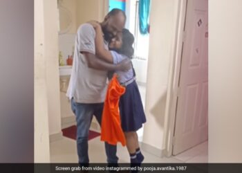 Emotional Videos 2022: People Got Emotional Seeing Daughters Happiness When Father Got Job, Watch Video