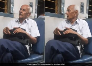 Senior Citizen Singing Romantic Song Tum Hi Aana On Train Wins Hearts Online Watch Viral Video