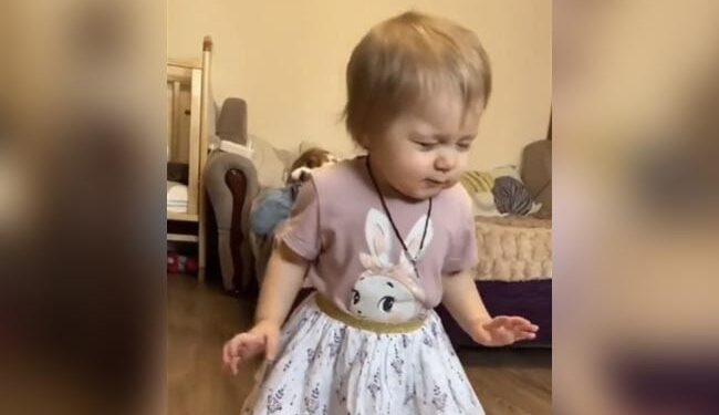 बेहतरीन धुन पर थिरकती इस बच्ची को देखकर आपका भी दिल वीकेंड मस्ती के लिए मचल उठेगा