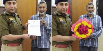 Salute To The Honesty Of The E-rickshaw Driver! 25 Lakh Bag Found On The Road, Immediately Handed Over To The Police, DCP Honored Ndtv Hindi Ndtv India