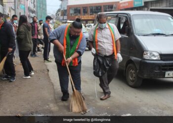 Nagaland Minister Post About Keeping Streets Clean With A Significant Message Read Here – सड़क पर झाड़ू लगाते नज़र आए नागालैंड के मंत्री Temjen Imna, पोस्ट शेयर कर बोले