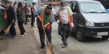 Nagaland Minister Post About Keeping Streets Clean With A Significant Message Read Here – सड़क पर झाड़ू लगाते नज़र आए नागालैंड के मंत्री Temjen Imna, पोस्ट शेयर कर बोले