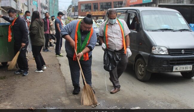 Nagaland Minister Post About Keeping Streets Clean With A Significant Message Read Here – सड़क पर झाड़ू लगाते नज़र आए नागालैंड के मंत्री Temjen Imna, पोस्ट शेयर कर बोले