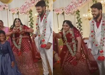 Bride Dance On Stage Groom Cant Control His Laugh, Bride Dances Weirdly Groom Burst In Laughter Watch Hilarious Video, Bride Groom Video – VIDEO: जयमाला होते ही स्टेज पर ठुमके लगाने लगी दुल्हन, दुल्हा के उड़े होश, लोग बोले