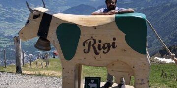 Harsh Goenka Was Seen Celebrating Hug Day With A Cow On The Occasion Of Valentines Day, Users Took A Dig Ndtv India Ndtv Hindi