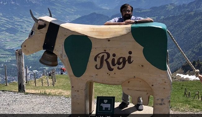 Harsh Goenka Was Seen Celebrating Hug Day With A Cow On The Occasion Of Valentines Day, Users Took A Dig Ndtv India Ndtv Hindi