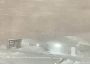 कश्मीरः भारत के सबसे सुंदर सुरंग-मार्ग ज़ोज़िला पास पर भारी बर्फ़बारी के बीच काम जारी, हज़ारों लोग दिन-रात जुटे हैं बनाने में