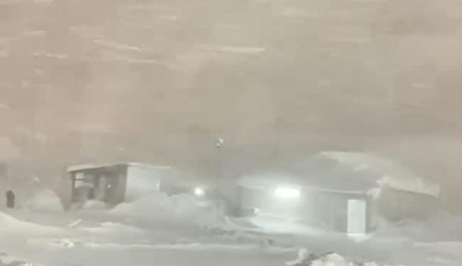 कश्मीरः भारत के सबसे सुंदर सुरंग-मार्ग ज़ोज़िला पास पर भारी बर्फ़बारी के बीच काम जारी, हज़ारों लोग दिन-रात जुटे हैं बनाने में