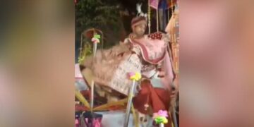 The Groom Was Getting Down From The Stage By Lifting The Bride In His Lap, Then Both Of Them Fell, You Will Laugh After Watching The Video Ndtv Hindi Ndtv India