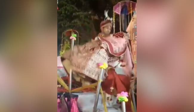 The Groom Was Getting Down From The Stage By Lifting The Bride In His Lap, Then Both Of Them Fell, You Will Laugh After Watching The Video Ndtv Hindi Ndtv India