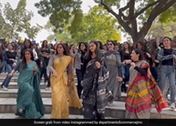 DU Professor Dressed As Pathan, Danced Fiercely On The Song Jhoome Jo Pathan, Video Viral Ndtv Hindi Ndtv India