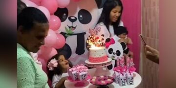 In Over Excitement, This Cute Little Girl Ruined Her Own Birthday Cake, Users Reacted Like This On Social Media Ndtv Hindi Ndtv India