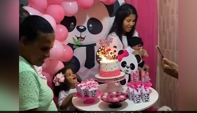 In Over Excitement, This Cute Little Girl Ruined Her Own Birthday Cake, Users Reacted Like This On Social Media Ndtv Hindi Ndtv India
