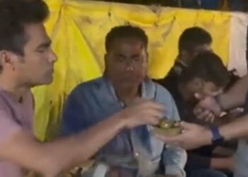 Viral Video: Video Of Kaif Eating Chaat With Friends In The Streets Of Allahabad Goes Viral Ndtv Hindi Ndtv India