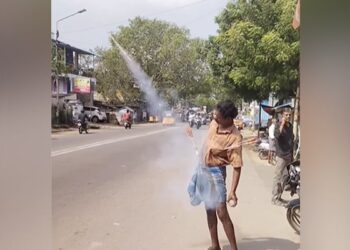 Rocket Firing From Lungi Video: Lungi Rocket Went Viral After Lungi Dance, Person Was Seen Burning A Rocket By Trapping It In A Lungi