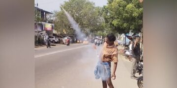 Rocket Firing From Lungi Video: Lungi Rocket Went Viral After Lungi Dance, Person Was Seen Burning A Rocket By Trapping It In A Lungi
