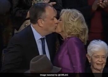Video: Wife Of US President Joe Biden Kisses Husband Of Kamala Harris On Lips In US House – NDTV Hindi NDTV India – VIDEO: जब अमेरिकी राष्ट्रपति की पत्नी ने कमला हैरिस के पति को होंठों पर चूमा…