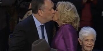Video: Wife Of US President Joe Biden Kisses Husband Of Kamala Harris On Lips In US House – NDTV Hindi NDTV India – VIDEO: जब अमेरिकी राष्ट्रपति की पत्नी ने कमला हैरिस के पति को होंठों पर चूमा…