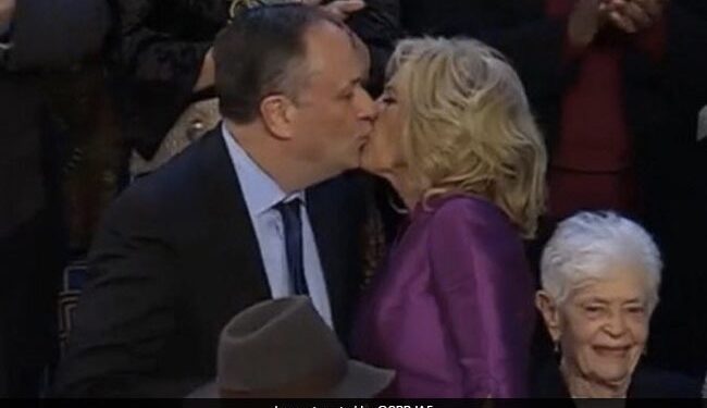 Video: Wife Of US President Joe Biden Kisses Husband Of Kamala Harris On Lips In US House – NDTV Hindi NDTV India – VIDEO: जब अमेरिकी राष्ट्रपति की पत्नी ने कमला हैरिस के पति को होंठों पर चूमा…