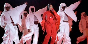 Super Bowl 2023 Rumors Are True: Pop Singer Rihanna Is Pregnant Again, Video Going Viral While Flaunting Baby Bump During Super Bowl 2023 Halftime Show