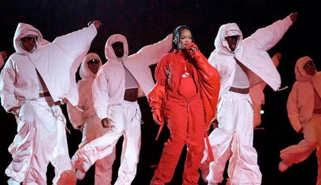 Super Bowl 2023 Rumors Are True: Pop Singer Rihanna Is Pregnant Again, Video Going Viral While Flaunting Baby Bump During Super Bowl 2023 Halftime Show