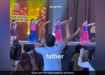 Father Enacts Dance Steps For Daughter During Dance Performance At School Function IPS Officer Shares Video – स्कूल प्रोग्राम में डांस करते हुए स्टेप्स भूल गई बेटी, तो दूर बैठे पापा ने ऐसे सिखाया डांस, लोग बोले