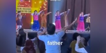 Father Enacts Dance Steps For Daughter During Dance Performance At School Function IPS Officer Shares Video – स्कूल प्रोग्राम में डांस करते हुए स्टेप्स भूल गई बेटी, तो दूर बैठे पापा ने ऐसे सिखाया डांस, लोग बोले