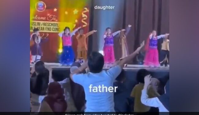 Father Enacts Dance Steps For Daughter During Dance Performance At School Function IPS Officer Shares Video – स्कूल प्रोग्राम में डांस करते हुए स्टेप्स भूल गई बेटी, तो दूर बैठे पापा ने ऐसे सिखाया डांस, लोग बोले