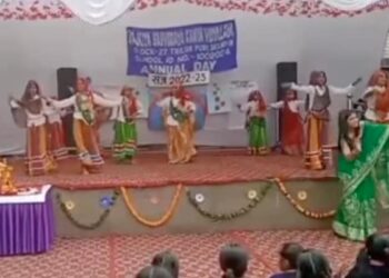 Teacher Dance Viral Video: Beautiful Dance By Teacher In Green Saree, Teacher Did Tremendous Dance At School Function Madam Ka Dance