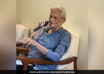 Elderly Man Sings Mohammed Rafi Pukarta Chala Hoon Main At Old Age Home In Coimbatore Wins Internet