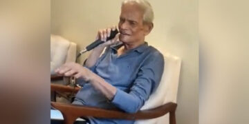 Elderly Man Sings Mohammed Rafi Pukarta Chala Hoon Main At Old Age Home In Coimbatore Wins Internet