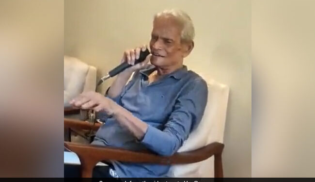 Elderly Man Sings Mohammed Rafi Pukarta Chala Hoon Main At Old Age Home In Coimbatore Wins Internet
